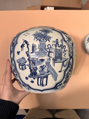 Lot 234 - A LARGE CHINESE BLUE AND WHITE 'HUNDRED ANTIQUES' JAR AND COVER