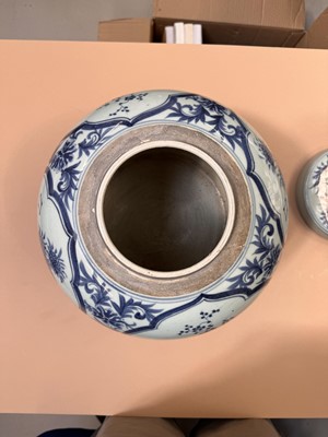 Lot 234 - A LARGE CHINESE BLUE AND WHITE 'HUNDRED ANTIQUES' JAR AND COVER
