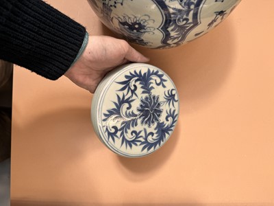 Lot 234 - A LARGE CHINESE BLUE AND WHITE 'HUNDRED ANTIQUES' JAR AND COVER