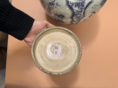 Lot 234 - A LARGE CHINESE BLUE AND WHITE 'HUNDRED ANTIQUES' JAR AND COVER