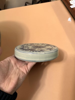 Lot 234 - A LARGE CHINESE BLUE AND WHITE 'HUNDRED ANTIQUES' JAR AND COVER