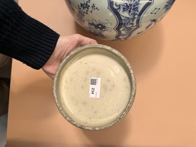Lot 234 - A LARGE CHINESE BLUE AND WHITE 'HUNDRED ANTIQUES' JAR AND COVER