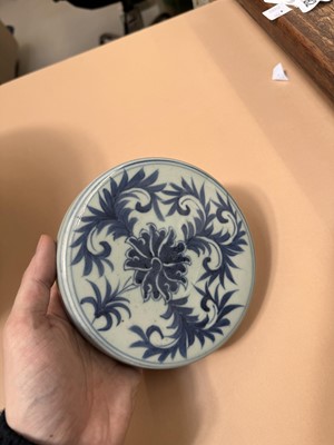 Lot 234 - A LARGE CHINESE BLUE AND WHITE 'HUNDRED ANTIQUES' JAR AND COVER