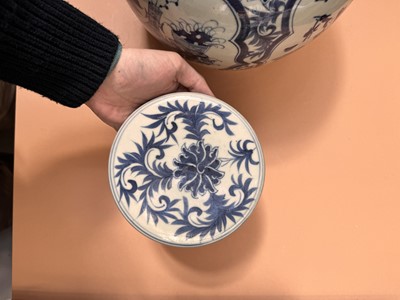 Lot 234 - A LARGE CHINESE BLUE AND WHITE 'HUNDRED ANTIQUES' JAR AND COVER