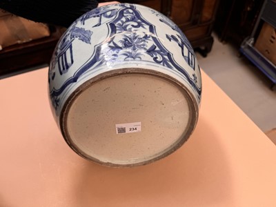 Lot 234 - A LARGE CHINESE BLUE AND WHITE 'HUNDRED ANTIQUES' JAR AND COVER