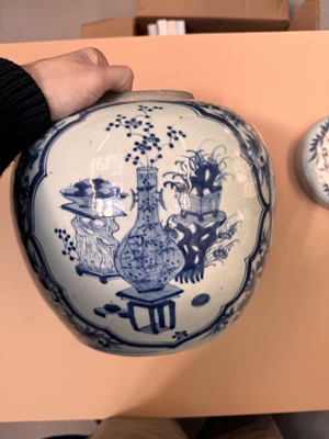 Lot 234 - A LARGE CHINESE BLUE AND WHITE 'HUNDRED ANTIQUES' JAR AND COVER