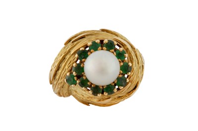 Lot 100 - A CULTURED PEARL AND EMERALD RING