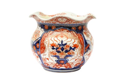 Lot 405 - A JAPANESE IMARI FOLIATE JARDINIÈRE