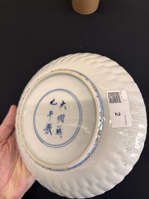 Lot 2 - A CHINESE KOSOMETSUKE MOULDED 'BIRD' DISH