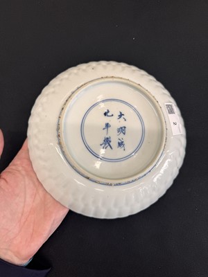 Lot 2 - A CHINESE KOSOMETSUKE MOULDED 'BIRD' DISH