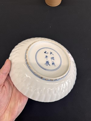 Lot 2 - A CHINESE KOSOMETSUKE MOULDED 'BIRD' DISH