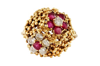 Lot 106 - A RUBY AND DIAMOND RING