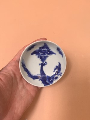 Lot 431 - A CHINESE BLUE AND WHITE 'DRAGON' COVER