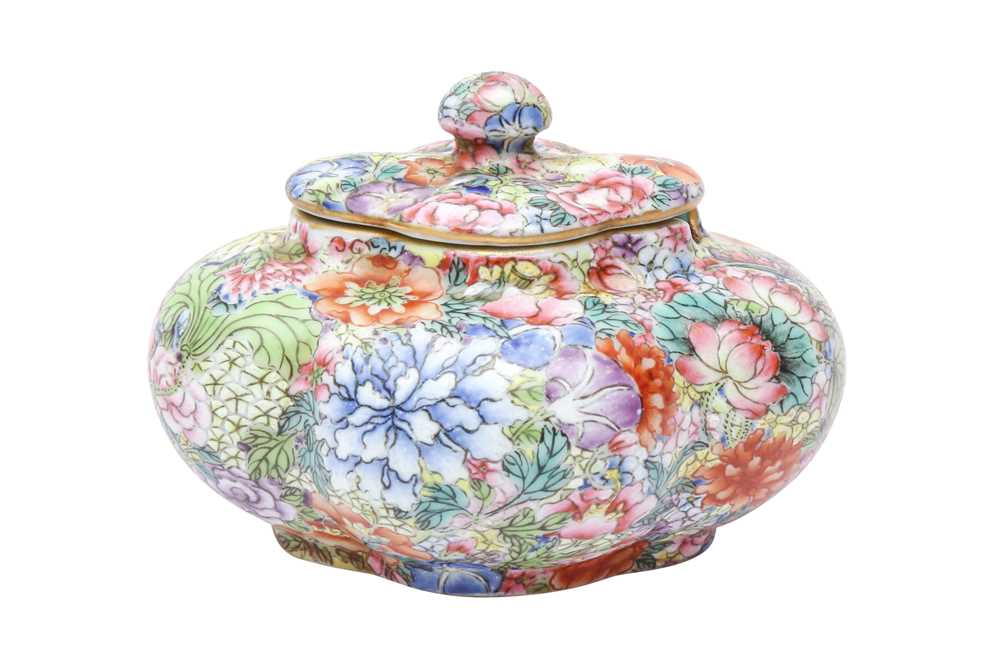 Lot 952 - A CHINESE FAMILLE-ROSE 'MILLEFLEURS' WATER POT AND COVER
