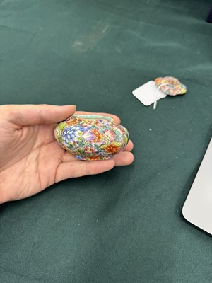 Lot 952 - A CHINESE FAMILLE-ROSE 'MILLEFLEURS' WATER POT AND COVER