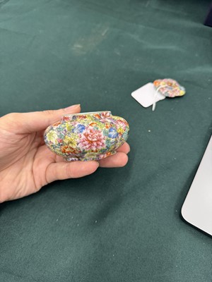 Lot 952 - A CHINESE FAMILLE-ROSE 'MILLEFLEURS' WATER POT AND COVER