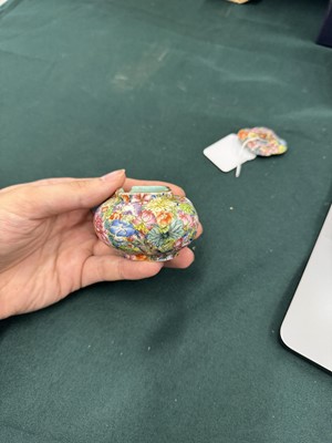 Lot 952 - A CHINESE FAMILLE-ROSE 'MILLEFLEURS' WATER POT AND COVER