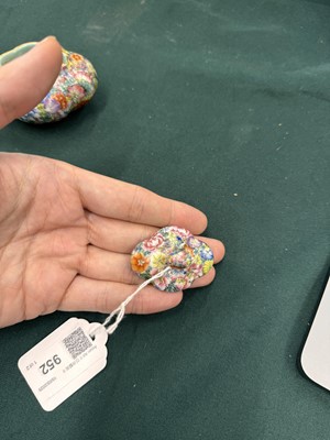 Lot 952 - A CHINESE FAMILLE-ROSE 'MILLEFLEURS' WATER POT AND COVER