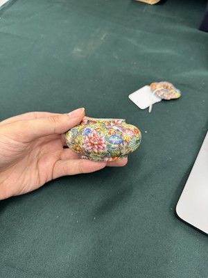 Lot 952 - A CHINESE FAMILLE-ROSE 'MILLEFLEURS' WATER POT AND COVER