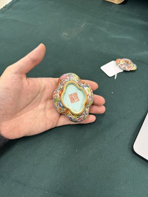 Lot 952 - A CHINESE FAMILLE-ROSE 'MILLEFLEURS' WATER POT AND COVER