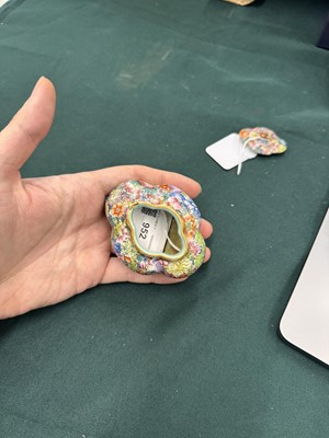 Lot 952 - A CHINESE FAMILLE-ROSE 'MILLEFLEURS' WATER POT AND COVER