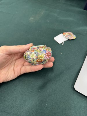 Lot 952 - A CHINESE FAMILLE-ROSE 'MILLEFLEURS' WATER POT AND COVER