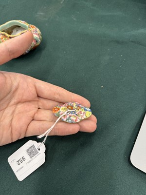 Lot 952 - A CHINESE FAMILLE-ROSE 'MILLEFLEURS' WATER POT AND COVER