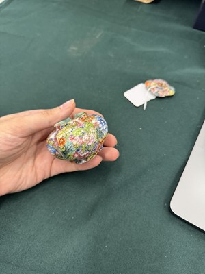 Lot 952 - A CHINESE FAMILLE-ROSE 'MILLEFLEURS' WATER POT AND COVER