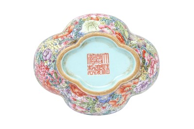 Lot 952 - A CHINESE FAMILLE-ROSE 'MILLEFLEURS' WATER POT AND COVER