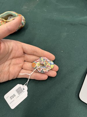 Lot 952 - A CHINESE FAMILLE-ROSE 'MILLEFLEURS' WATER POT AND COVER