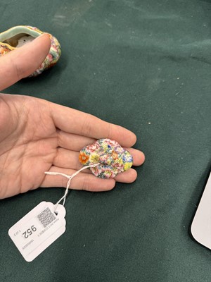 Lot 952 - A CHINESE FAMILLE-ROSE 'MILLEFLEURS' WATER POT AND COVER