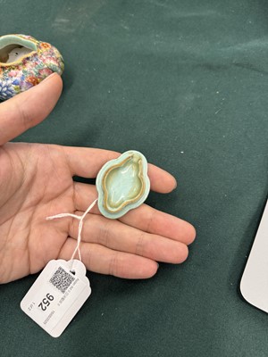 Lot 952 - A CHINESE FAMILLE-ROSE 'MILLEFLEURS' WATER POT AND COVER