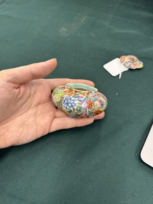 Lot 952 - A CHINESE FAMILLE-ROSE 'MILLEFLEURS' WATER POT AND COVER