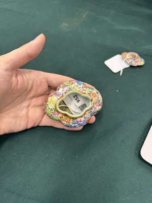 Lot 952 - A CHINESE FAMILLE-ROSE 'MILLEFLEURS' WATER POT AND COVER