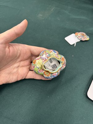 Lot 952 - A CHINESE FAMILLE-ROSE 'MILLEFLEURS' WATER POT AND COVER