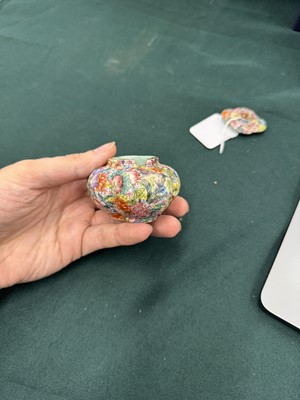 Lot 952 - A CHINESE FAMILLE-ROSE 'MILLEFLEURS' WATER POT AND COVER