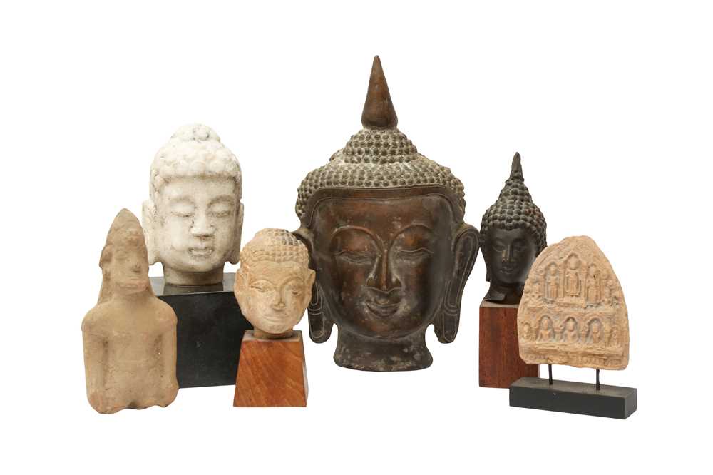 Lot 546 - A GROUP OF CHINESE AND SOUTHEAST ASIAN OBJECTS