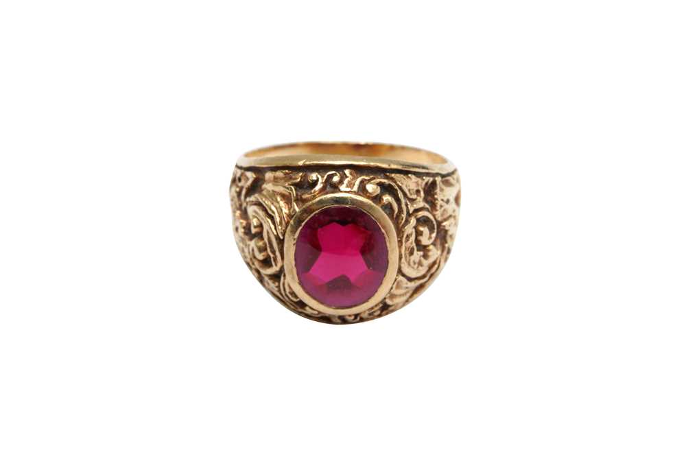 Lot 314 - A SYNTHETIC CABOCHON RUBY RING