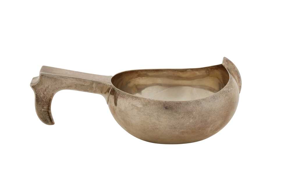 Lot 209 - A Nicholas II early 20th century Russian 84 zolotnik silver kovsh, Moscow post-1908 by Ovchinnikov