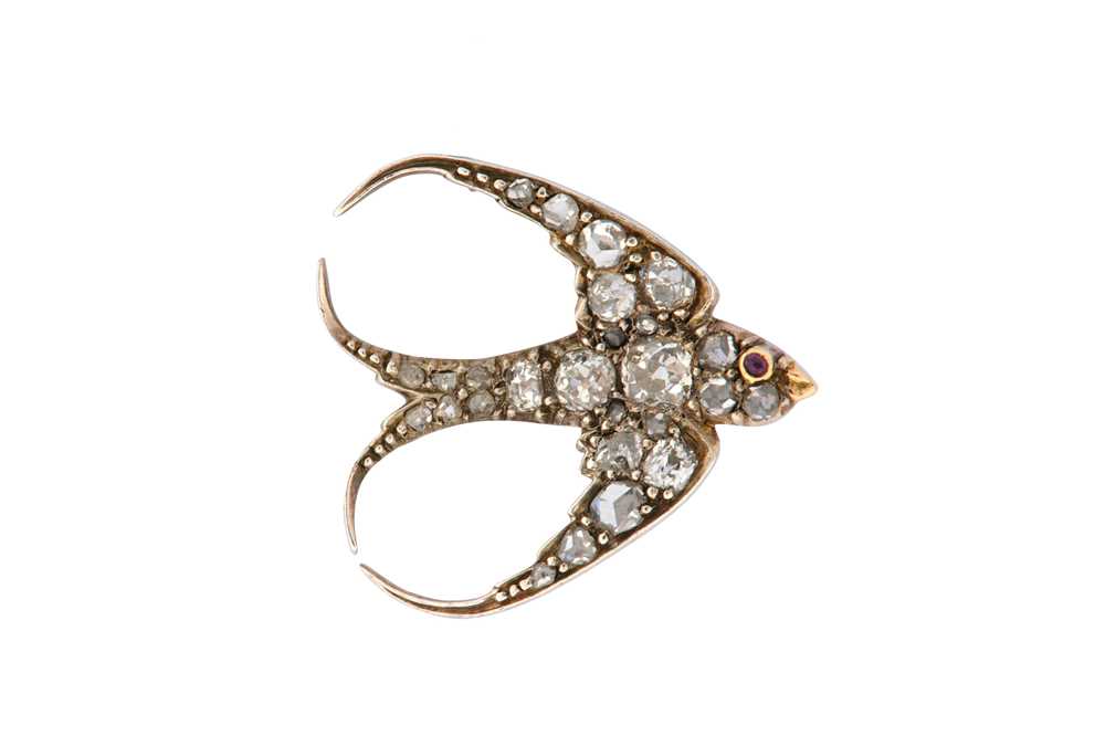 Lot 3 - A DIAMOND SWALLOW BROOCH