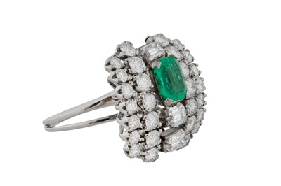 Lot 64 - AN EMERALD AND DIAMOND RING