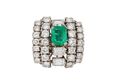 Lot 64 - AN EMERALD AND DIAMOND RING