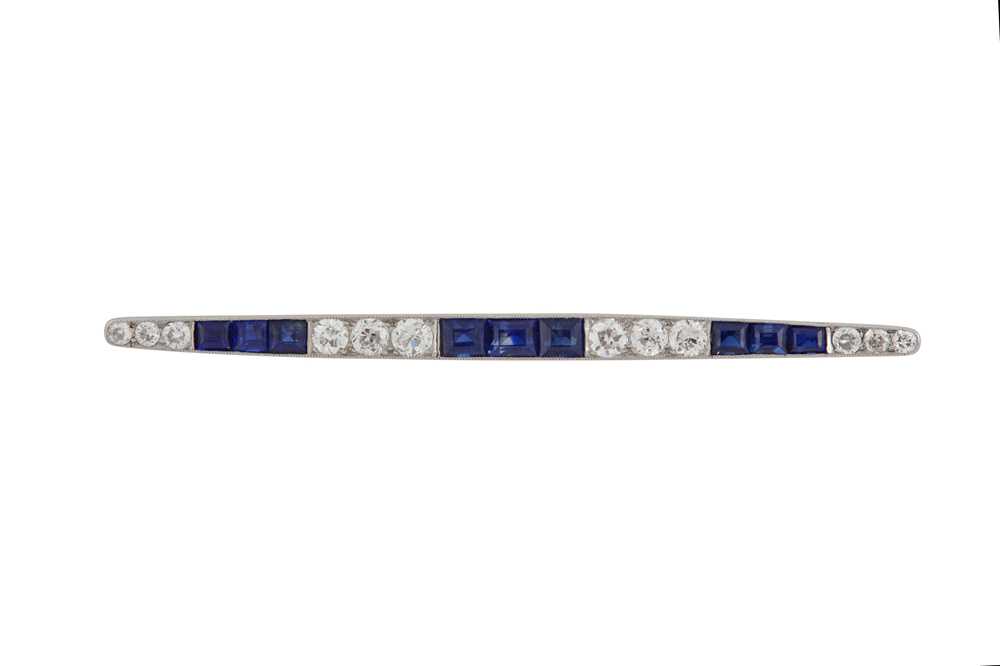 Lot 41 - A SYNTHETIC SAPPHIRE AND DIAMOND BAR BROOCH