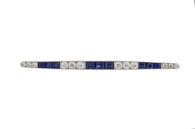 Lot 41 - A SYNTHETIC SAPPHIRE AND DIAMOND BAR BROOCH
