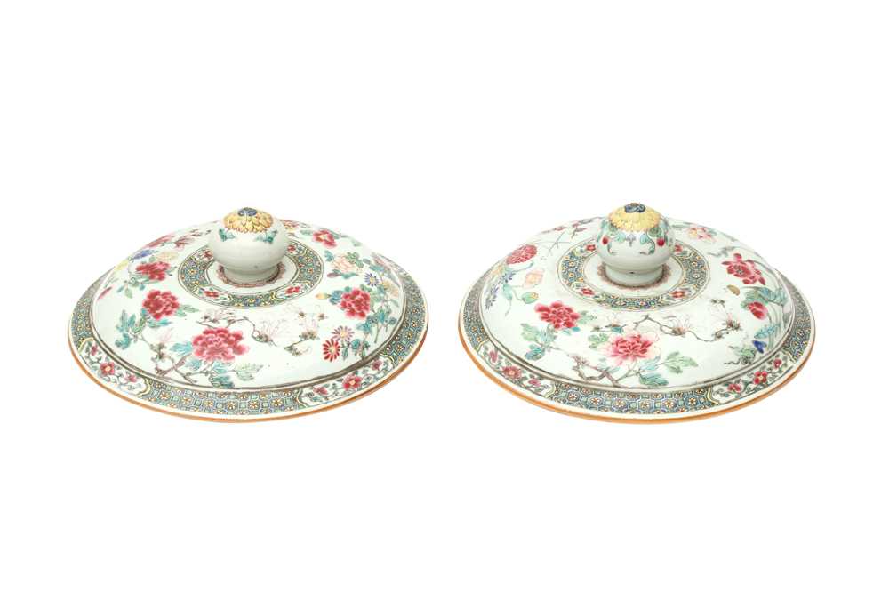 Lot 100 - A PAIR OF LARGE CHINESE EXPORT FAMILLE-ROSE COVERS