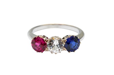 Lot 289 - A THREE-STONE RING