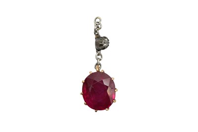 Lot 285 - A RUBY AND DIAMOND PENDANT