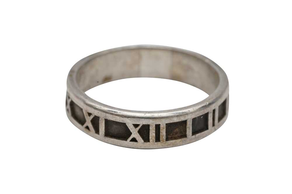 Lot 292 - AN ATLAS RING BY TIFFANY