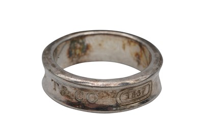 Lot 277 - TIFFANY & CO. | A BAND RING