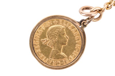 Lot 57 - A YOUNG QUEEN ELIZABETH II SOVEREIGN PENDANT ON A FOB CHAIN
